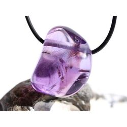 Amethyst mittelhell Regenbogenkristall Trommelstein / Schmuckstein gebohrt - AA-Sonderqualitt - ca. 3 cm x 2,5 cm x 2 cm