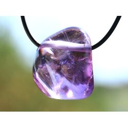 Amethyst mittelhell Regenbogenkristall Trommelstein / Schmuckstein gebohrt - AA-Sonderqualitt - ca. 3 cm x 2,5 cm x 2 cm