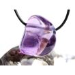 Amethyst mittelhell "Regenbogenkristall" Trommelstein / Schmuckstein gebohrt - AA-Sonderqualität - ca. 3 cm x 2,5 cm x 2 cm