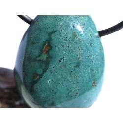 Heliotrop Trommelstein gebohrt - AA-Sonderqualit�t - ca. 2,7 cm x 2,2 cm x 1,3 cm