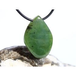 Nephrit-Jade Schmuckstein / Scheibenstein gebohrt - Sonderqualit�t - Handarbeit - ca. 3,3 cm x 2,4 cm x 0,6 cm