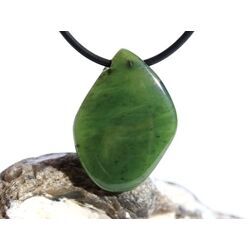 Nephrit-Jade Schmuckstein / Scheibenstein gebohrt - Sonderqualit�t - Handarbeit - ca. 3,3 cm x 2,4 cm x 0,6 cm