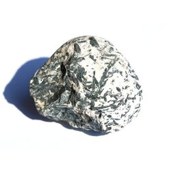 Hornblende Rohstein - Rarit�t - ca. 4,6 cm x 4,5 cm x 3,2 cm