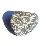 Hornblende Rohstein - Rarit�t - ca. 4,7 cm x 4,1 cm x 2,5 cm