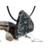 Hornblende mit Granat und Schiefer - Scheibenstein gebohrt - Rarität - Handarbeit - ca. 2,9 cm x 2,8 cm x 0,8 cm