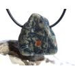 Hornblende mit Granat und Schiefer - Scheibenstein gebohrt - Rarität - Handarbeit - ca. 2,9 cm x 2,8 cm x 0,8 cm