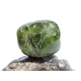 Vesuvian grün (Idokras) Trommelstein - schöne Qualität - Rarität - ca. 2,6 cm x 2 cm x 1,8 cm