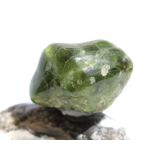 Vesuvian grün (Idokras) Trommelstein - schöne Qualität - Rarität - ca. 2,6 cm x 2 cm x 1,8 cm