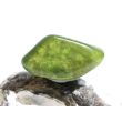 Vesuvian grün (Idokras) Trommelstein - Sonderqualität - Rarität - ca. 3,3 cm x 1,8 cm x 1,3 cm