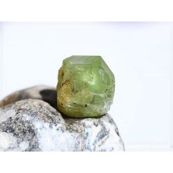 Apatit grn Kristall / Rohstein - Sonderqualitt - Raritt - ca. 1,6 cm x 1,7 cm x 1,3 cm