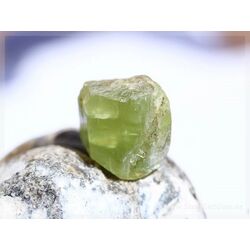 Apatit grn Kristall / Rohstein - Sonderqualitt - Raritt - ca. 1,6 cm x 1,7 cm x 1,3 cm