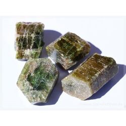 Apatit grn Kristalle / Rohsteine - Sonderqualitt - Raritt - ca. 1,6 - 2,7 cm /  ca. 9-13 g/St (GKS)