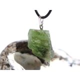 Peridot Kristall- / Rohsteinform angetrommelt Anhänger Silberöse (Olivin / Chrysolith) - Sonderqualität - ca. 3,5 cm x 2,2 cm x 1,6 cm (GKS)