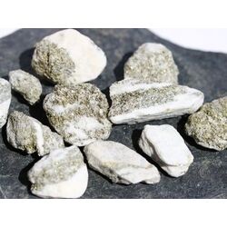 Dolomit wei mit Pyrit (Zuckerdolomit) Rohstein-Sonderqualitt - extra angetrommelt - ca. 15 g (GKS) - Restposten -