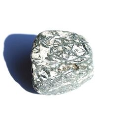 Hornblende Rohstein - Rarit�t - ca. 3,7 cm x 3,6 cm x 2,2 cm