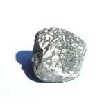 Hornblende Rohstein - Rarität - ca. 3,7 cm x 3,6 cm...
