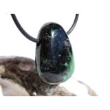 Rubin-Zoisit (Anyolith) Trommelstein gebohrt - ca. 2,8 cm x 2 cm x 1,2 cm