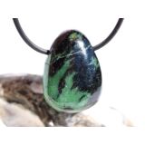 Rubin-Zoisit (Anyolith) Trommelstein gebohrt - ca. 2,8 cm x 2 cm x 1,2 cm