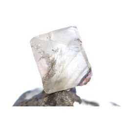 Fluorit wei�-violett Kristall / Oktaeder / Rohstein - Sonderqualit�t - ca. 3,6 cm x 3,5 cm x 3,5 cm