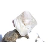 Fluorit weiß-violett Kristall / Oktaeder / Rohstein - Sonderqualität - ca. 3,6 cm x 3,5 cm x 3,5 cm