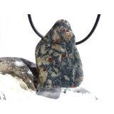 Hornblende mit Granat und Schiefer - XXL Scheibenstein gebohrt - Rarität - Handarbeit - ca. 4,3 cm x 2,8 cm x 0,7 cm