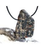 Hornblende mit Granat und Schiefer - XXL Scheibenstein gebohrt - Rarität - Handarbeit - ca. 4,3 cm x 2,8 cm x 0,7 cm