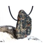 Hornblende mit Granat und Schiefer - XXL Scheibenstein gebohrt - Rarität - Handarbeit - ca. 4,3 cm x 2,8 cm x 0,7 cm