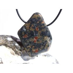 Hornblende mit Granat und Schiefer - XXL Scheibenstein gebohrt - Rarität - Handarbeit - ca. 4,6 cm x 3,5 cm x 0,8 cm