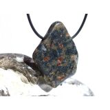 Hornblende mit Granat und Schiefer - XXL Scheibenstein gebohrt - Rarität - Handarbeit - ca. 4,6 cm x 3,5 cm x 0,8 cm