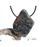 Hornblende mit Granat und Schiefer - XXL Scheibenstein gebohrt - Rarität - Handarbeit - ca. 4,6 cm x 3,5 cm x 0,8 cm