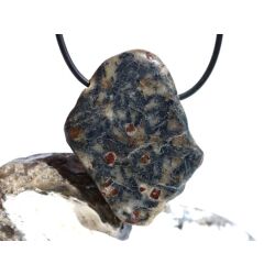 Hornblende mit Granat und Schiefer - XXL Scheibenstein gebohrt - Rarität - Handarbeit - ca. 4,7 cm x 3,9 cm x 0,5 cm