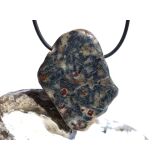 Hornblende mit Granat und Schiefer - XXL Scheibenstein gebohrt - Rarität - Handarbeit - ca. 4,7 cm x 3,9 cm x 0,5 cm