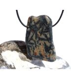 Hornblende mit Granat und Schiefer - XXL Scheibenstein gebohrt - Rarität - Handarbeit - ca. 4,9 cm x 3 cm x 0,7 cm