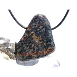Hornblende mit Granat und Schiefer - XXL Scheibenstein gebohrt - Rarität - Handarbeit - ca. 4,3 cm x 3,5 cm x 0,8 cm