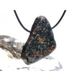 Hornblende mit Granat und Schiefer - XXL Scheibenstein gebohrt - Rarität - Handarbeit - ca. 4,3 cm x 3,5 cm x 0,8 cm