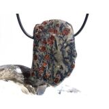 Hornblende mit Granat und Schiefer - XXL Scheibenstein gebohrt - Rarität - Handarbeit - ca. 4,5 cm x 3,2 cm x 0,8 cm