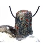 Hornblende mit Granat und Schiefer - XXL Scheibenstein gebohrt - Rarität - Handarbeit - ca. 4,5 cm x 3,2 cm x 0,8 cm