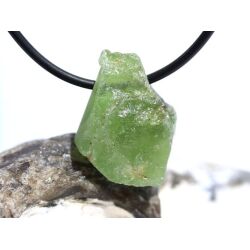 Peridot Kristall- / Rohsteinform gebohrt (Olivin / Chrysolith) - Sonderqualität - ca. 2,4 cm x 1,8 cm x 1 cm