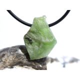Peridot Kristall- / Rohsteinform gebohrt (Olivin / Chrysolith) - Sonderqualität - ca. 2,4 cm x 1,8 cm x 1 cm