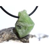 Peridot Kristall- / Rohsteinform gebohrt (Olivin / Chrysolith) - Sonderqualität - ca. 2,4 cm x 1,8 cm x 1 cm