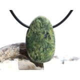 Serpentin mit Stichtit (Atlantisit) Trommelstein / Scheibenstein gebohrt - ca. 3,2 cm x 2 cm x 0,8 cm