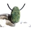 Serpentin mit Stichtit (Atlantisit) Trommelstein / Scheibenstein gebohrt - ca. 3,2 cm x 2 cm x 0,8 cm
