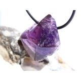 Amethyst dunkel "Morion" Kristallspitze / Rohstein angetrommelt, gebohrt - AA-Sonderqualität - ca. 3 cm x 2,8 cm x 2 cm - Sonderpreis wg. Makel -