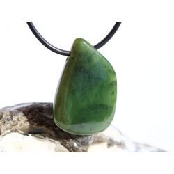 Nephrit-Jade Schmuckstein / Scheibenstein gebohrt - Sonderqualit�t - Handarbeit - ca. 3,3 cm x 2,3 cm x 0,7 cm
