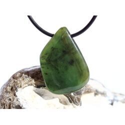 Nephrit-Jade Schmuckstein / Scheibenstein gebohrt - Sonderqualit�t - Handarbeit - ca. 3,3 cm x 2,3 cm x 0,7 cm