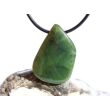 Nephrit-Jade Schmuckstein / Scheibenstein gebohrt - Sonderqualität - Handarbeit - ca. 3,3 cm x 2,3 cm x 0,7 cm