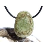 Grossular grün (Granat) Trommelstein / Scheibenstein gebohrt - ca. 2,8 cm x 2,1 cm x 1 cm