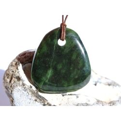Nephrit-Jade XXL Schmuckstein / Scheibenstein gebohrt - Sonderqualit�t - ca. 4,2 cm x 3,8 cm x 1,1 cm