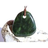 Nephrit-Jade XXL Schmuckstein / Scheibenstein gebohrt - Sonderqualität - ca. 4,2 cm x 3,8 cm x 1,1 cm