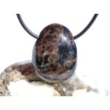 Anthophyllit Trommelstein / Scheibenstein gebohrt - Sonderqualität - ca. 2,8 cm x 2,2 cm x 1,1 cm